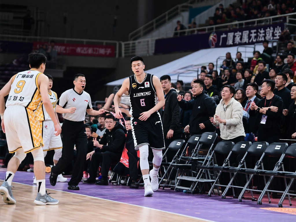 辽篮收椅子引发冲突，广厦家属无座原因揭秘，小刘总失误引争议